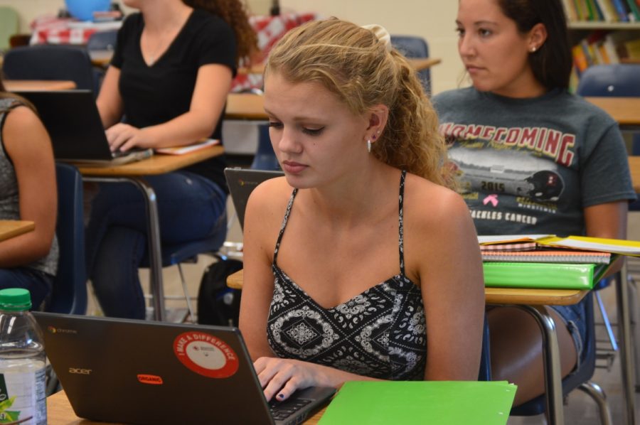 Senior Melissa Sweeney works diligently in her AP Italian course.