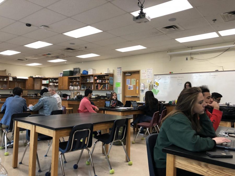 Students work collaboratively to prepare a chapter test for Jonathan Gross's organic chemistry class 