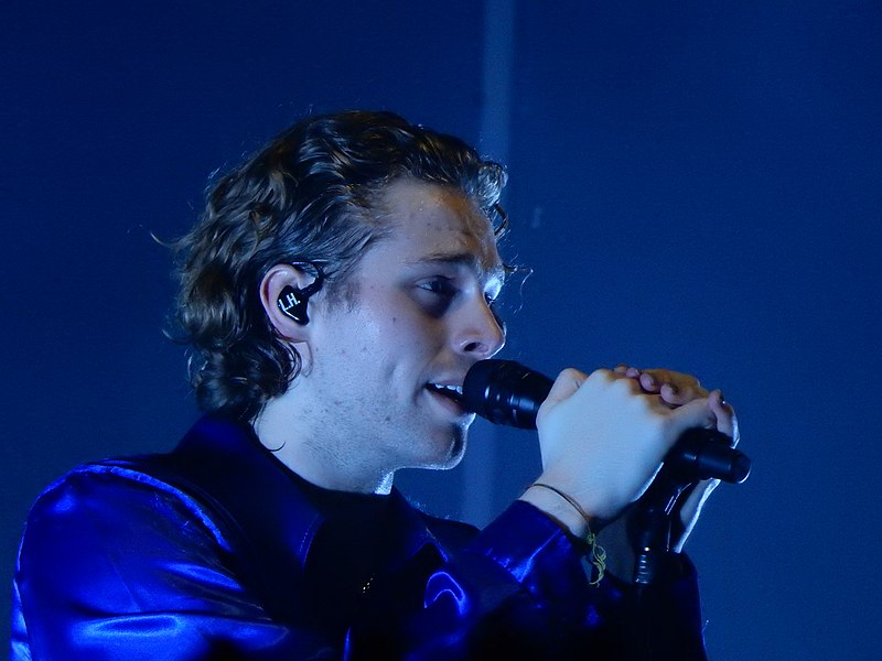 Lead singer, Luke Hemmings, performing in 2018